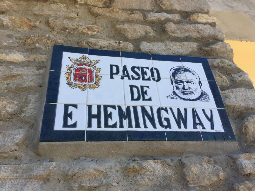 Street sign that reads "Paseo de E Hemingway"